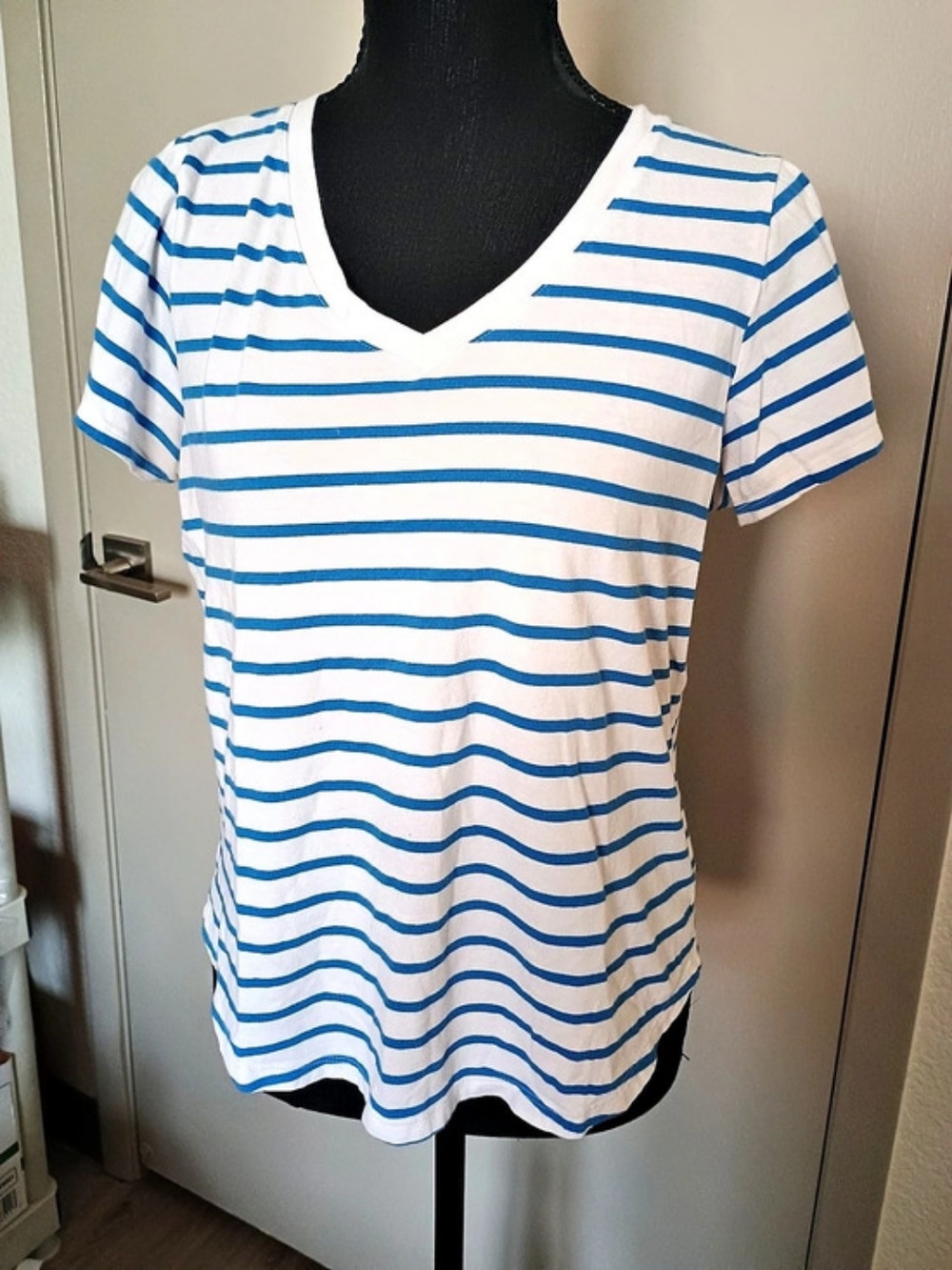 Old Navy EveryWear Striped V-Neck T-Shirt White & Blue Medium